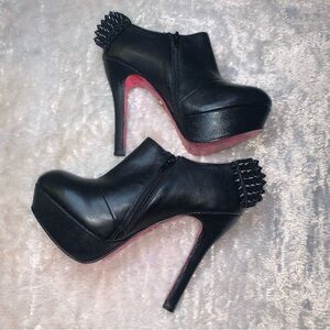 Vengeful Betsey Johnson 2012 Black Leather Studded Bow Tie 5in Heeled Booties